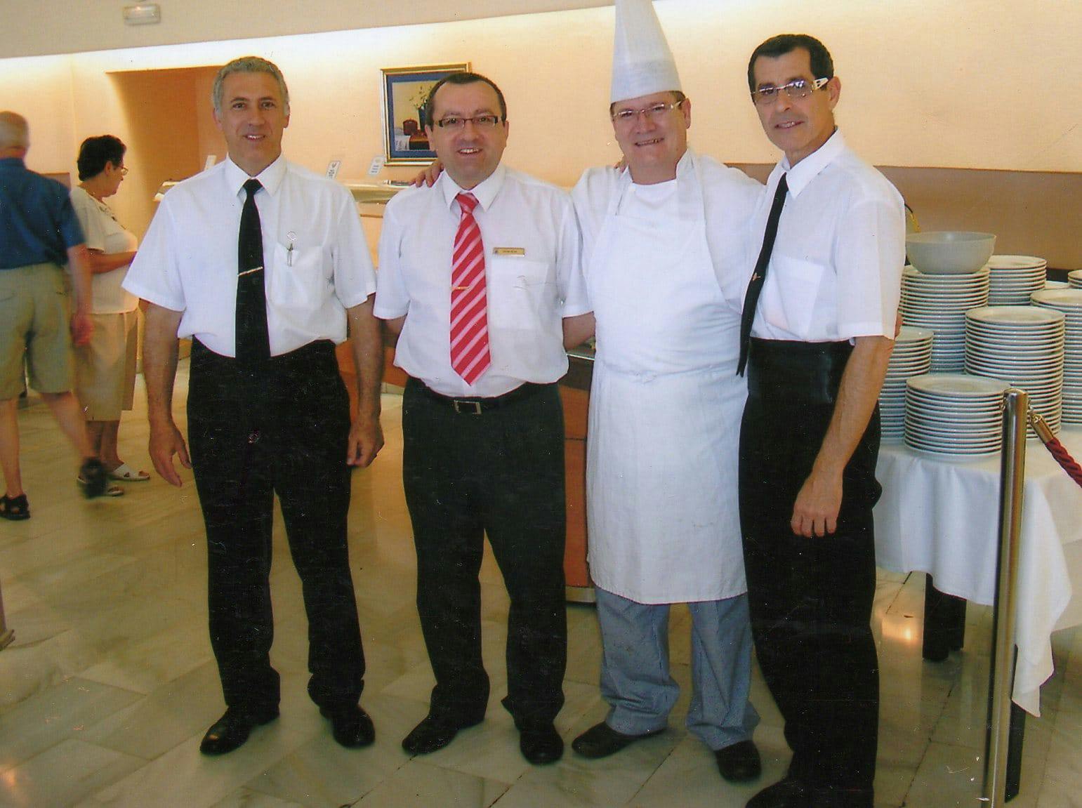 Cristóbal junto al jefe de cocina, con los maîtres a ambos lados