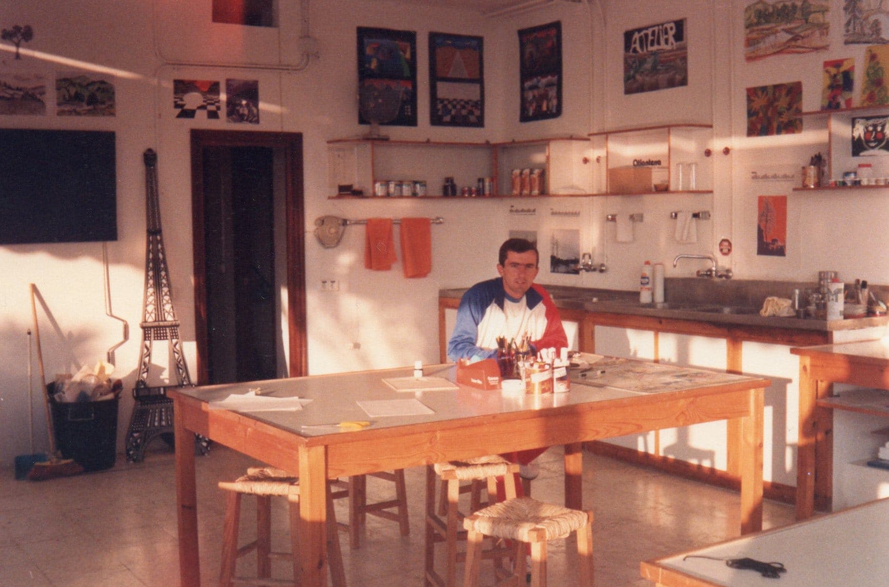 Cristóbal de joven en el taller de decoración